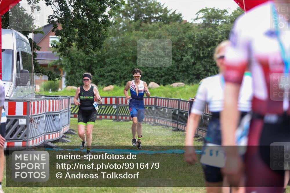 21.06.2026 - 29. Vierlanden-Triathlon Andreas Tolksdorf http://msf.ph/oto/9916479 21.06.2026 14:31:45 Ziel 1125, 1200 meine-sportfotos.de