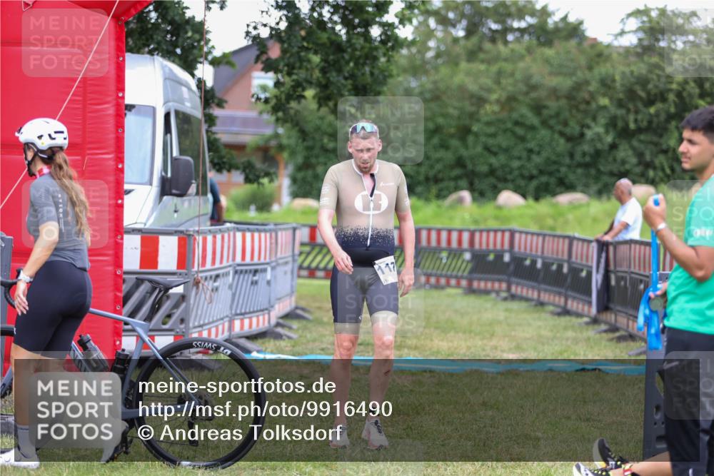 21.06.2026 - 29. Vierlanden-Triathlon Andreas Tolksdorf http://msf.ph/oto/9916490 21.06.2026 14:32:21 Ziel 1171 meine-sportfotos.de