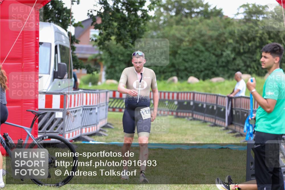 21.06.2026 - 29. Vierlanden-Triathlon Andreas Tolksdorf http://msf.ph/oto/9916493 21.06.2026 14:32:21 Ziel 1171 meine-sportfotos.de