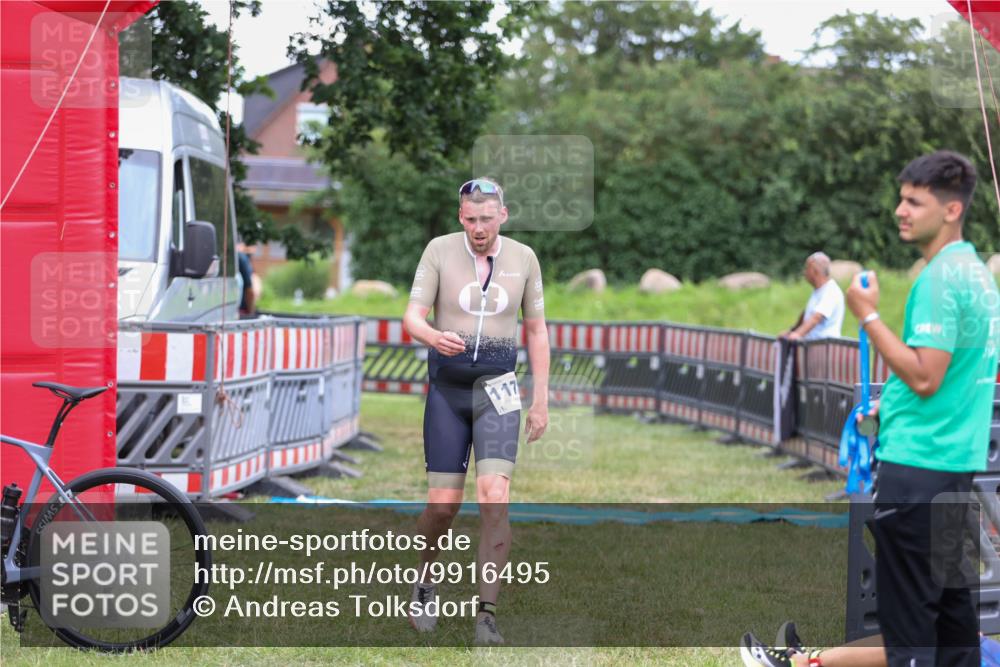 21.06.2026 - 29. Vierlanden-Triathlon Andreas Tolksdorf http://msf.ph/oto/9916495 21.06.2026 14:32:21 Ziel 1171 meine-sportfotos.de