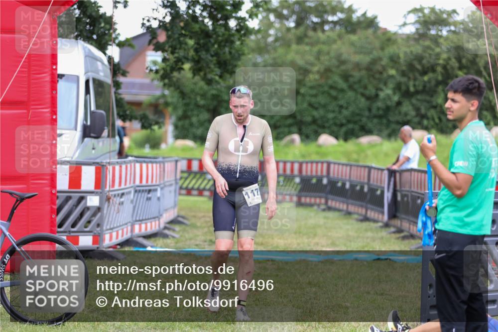 21.06.2026 - 29. Vierlanden-Triathlon Andreas Tolksdorf http://msf.ph/oto/9916496 21.06.2026 14:32:21 Ziel 1171 meine-sportfotos.de
