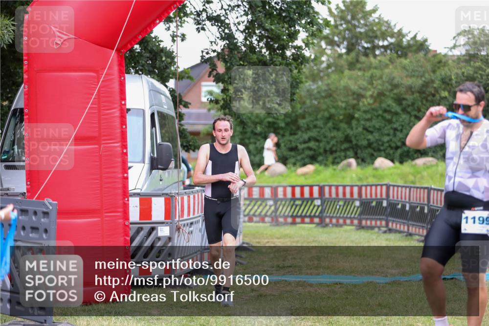 21.06.2026 - 29. Vierlanden-Triathlon Andreas Tolksdorf http://msf.ph/oto/9916500 21.06.2026 14:32:52 Ziel 1195, 1196 meine-sportfotos.de