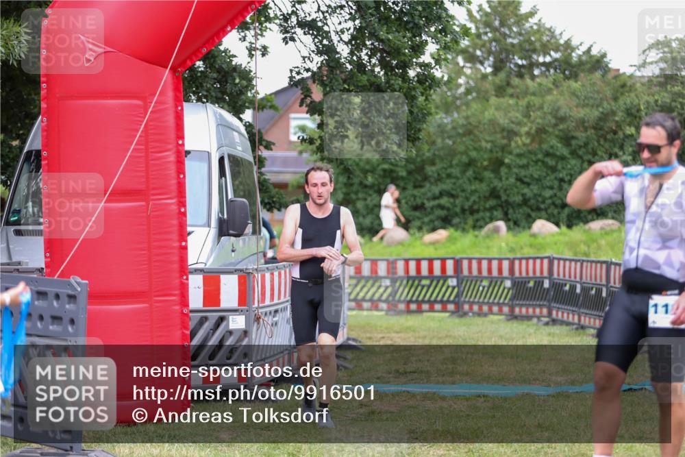 21.06.2026 - 29. Vierlanden-Triathlon Andreas Tolksdorf http://msf.ph/oto/9916501 21.06.2026 14:32:52 Ziel 1195, 1196 meine-sportfotos.de
