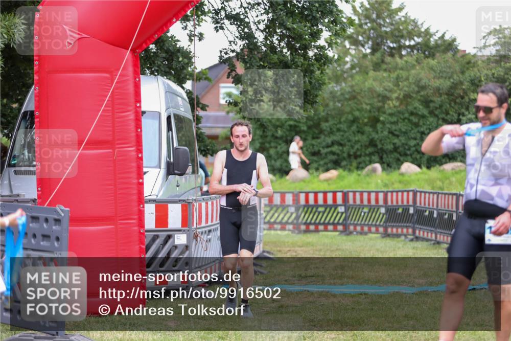 21.06.2026 - 29. Vierlanden-Triathlon Andreas Tolksdorf http://msf.ph/oto/9916502 21.06.2026 14:32:52 Ziel 1195, 1196 meine-sportfotos.de