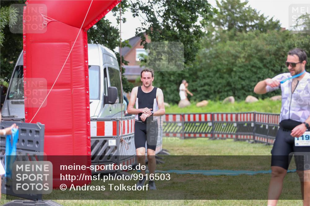 21.06.2026 - 29. Vierlanden-Triathlon Andreas Tolksdorf http://msf.ph/oto/9916503 21.06.2026 14:32:52 Ziel 1195, 1196 meine-sportfotos.de