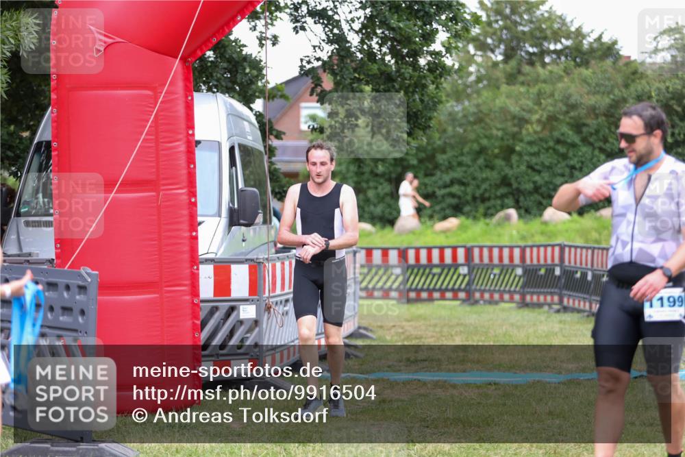 21.06.2026 - 29. Vierlanden-Triathlon Andreas Tolksdorf http://msf.ph/oto/9916504 21.06.2026 14:32:52 Ziel 1195, 1196 meine-sportfotos.de