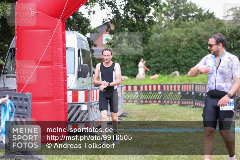 21.06.2026 - 29. Vierlanden-Triathlon Andreas Tolksdorf http://msf.ph/oto/9916505 21.06.2026 14:32:52 Ziel 1195, 1196 meine-sportfotos.de