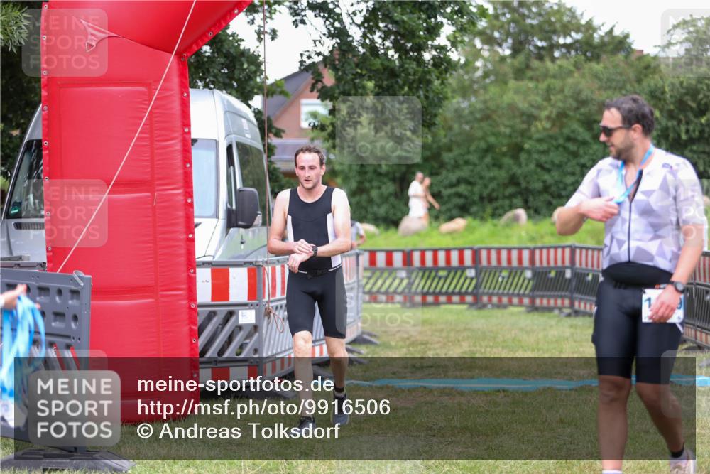 21.06.2026 - 29. Vierlanden-Triathlon Andreas Tolksdorf http://msf.ph/oto/9916506 21.06.2026 14:32:52 Ziel 1195, 1196 meine-sportfotos.de
