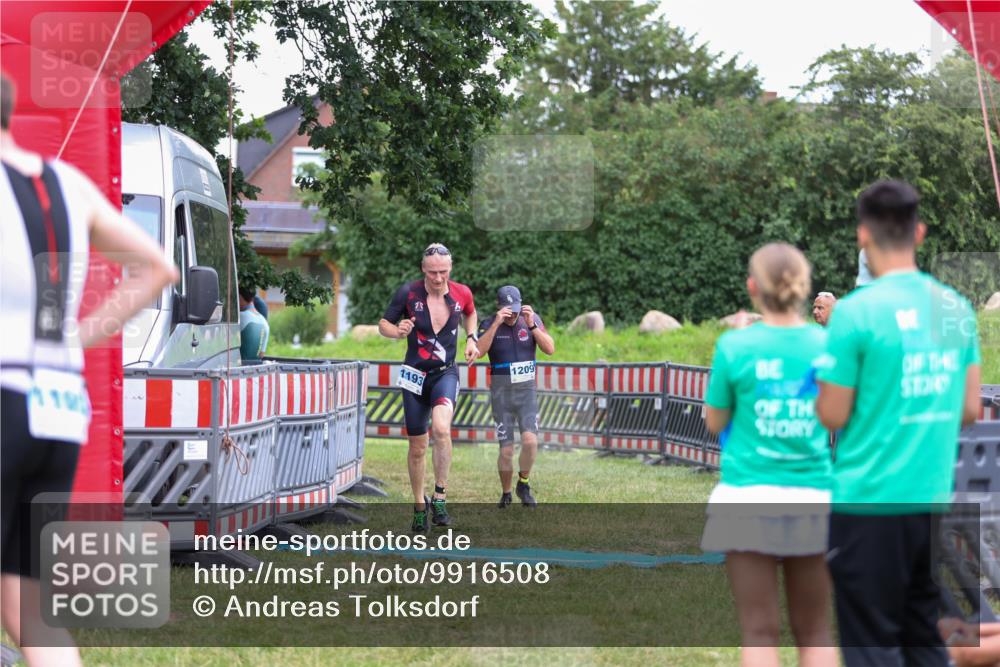 21.06.2026 - 29. Vierlanden-Triathlon Andreas Tolksdorf http://msf.ph/oto/9916508 21.06.2026 14:33:18 Ziel 1193, 1209, 1224 meine-sportfotos.de