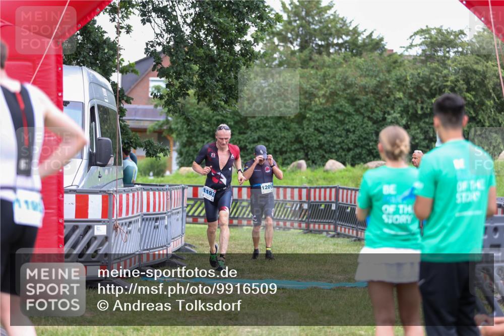 21.06.2026 - 29. Vierlanden-Triathlon Andreas Tolksdorf http://msf.ph/oto/9916509 21.06.2026 14:33:18 Ziel 1193, 1209, 1224 meine-sportfotos.de