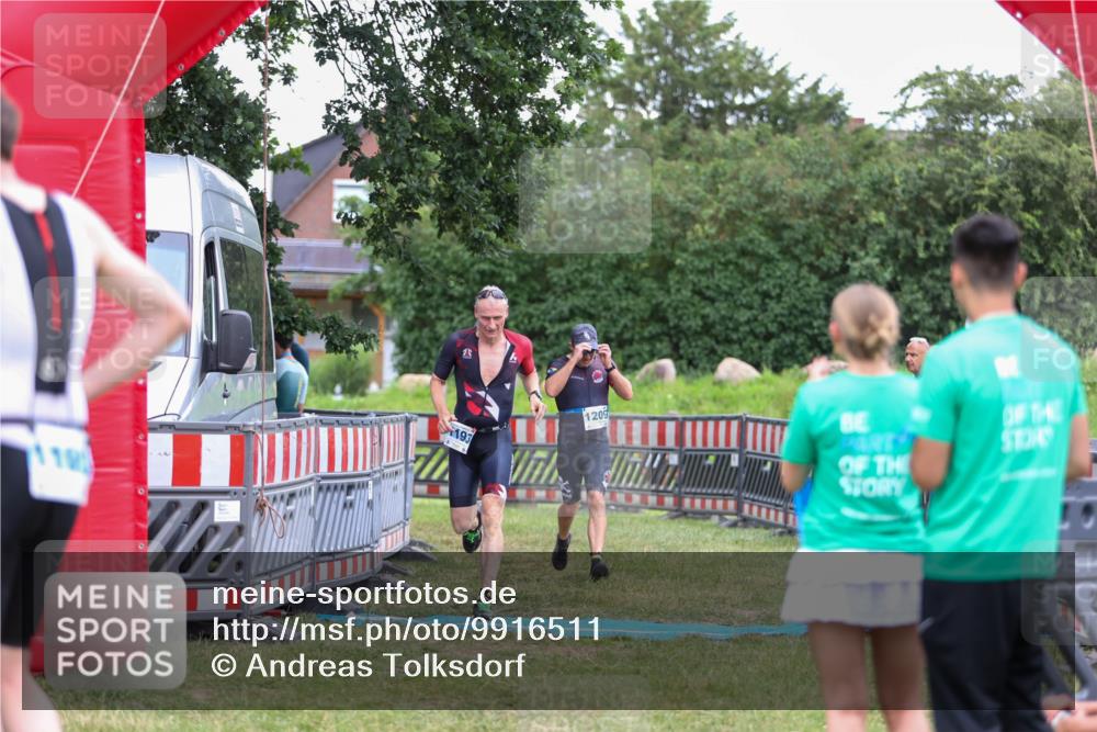 21.06.2026 - 29. Vierlanden-Triathlon Andreas Tolksdorf http://msf.ph/oto/9916511 21.06.2026 14:33:18 Ziel 1193, 1209, 1224 meine-sportfotos.de