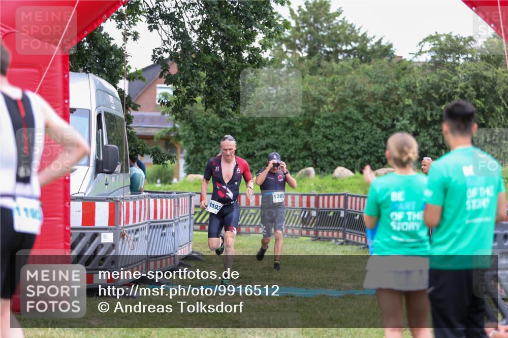 21.06.2026 - 29. Vierlanden-Triathlon Andreas Tolksdorf http://msf.ph/oto/9916512 21.06.2026 14:33:18 Ziel 1193, 1209, 1224 meine-sportfotos.de