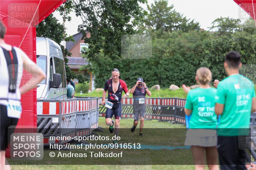 21.06.2026 - 29. Vierlanden-Triathlon Andreas Tolksdorf http://msf.ph/oto/9916513 21.06.2026 14:33:18 Ziel 1193, 1209, 1224 meine-sportfotos.de