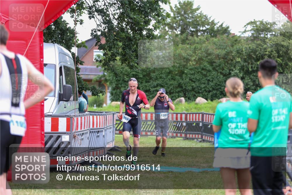 21.06.2026 - 29. Vierlanden-Triathlon Andreas Tolksdorf http://msf.ph/oto/9916514 21.06.2026 14:33:18 Ziel 1193, 1209, 1224 meine-sportfotos.de