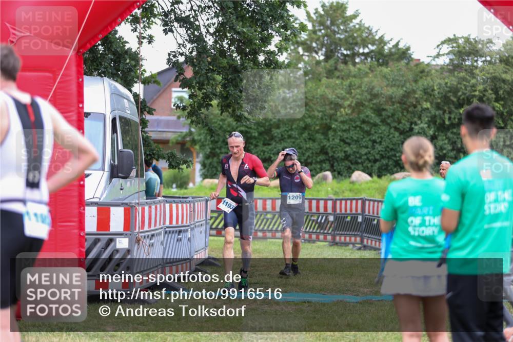 21.06.2026 - 29. Vierlanden-Triathlon Andreas Tolksdorf http://msf.ph/oto/9916516 21.06.2026 14:33:18 Ziel 1193, 1209, 1224 meine-sportfotos.de