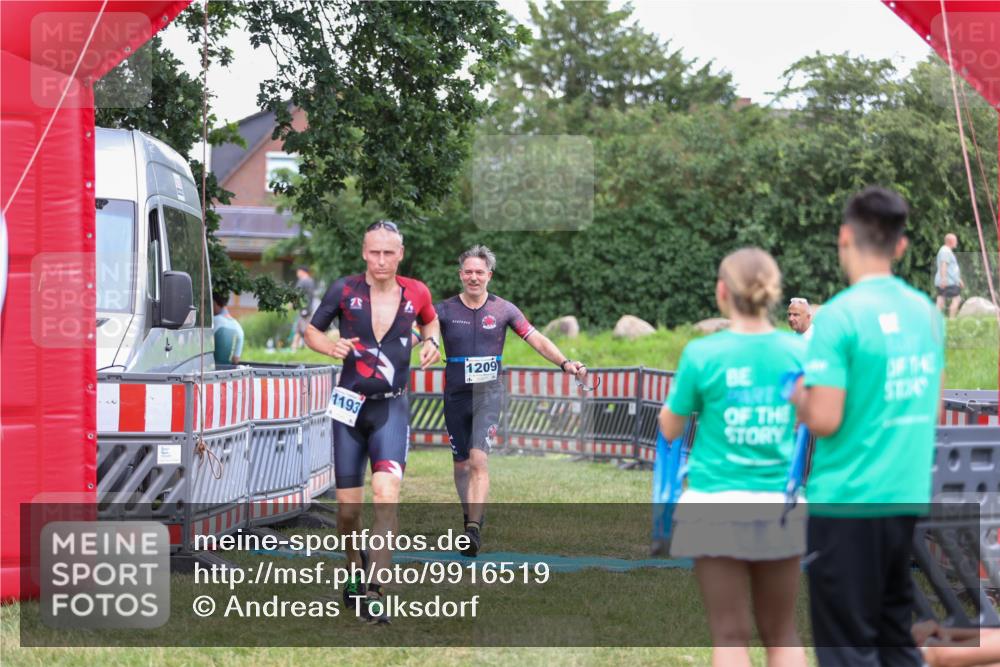 21.06.2026 - 29. Vierlanden-Triathlon Andreas Tolksdorf http://msf.ph/oto/9916519 21.06.2026 14:33:19 Ziel 1193, 1209, 1224 meine-sportfotos.de