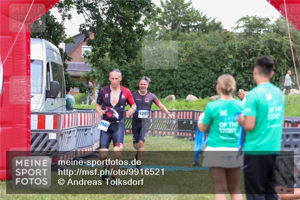 21.06.2026 - 29. Vierlanden-Triathlon Andreas Tolksdorf http://msf.ph/oto/9916521 21.06.2026 14:33:19 Ziel 1193, 1209, 1224 meine-sportfotos.de