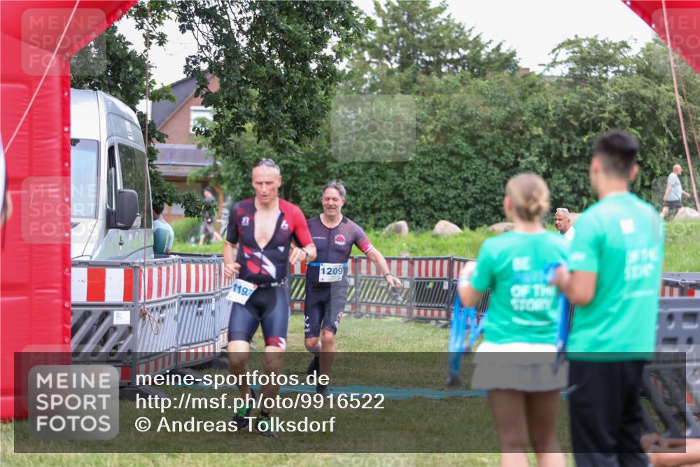 21.06.2026 - 29. Vierlanden-Triathlon Andreas Tolksdorf http://msf.ph/oto/9916522 21.06.2026 14:33:19 Ziel 1193, 1209, 1224 meine-sportfotos.de