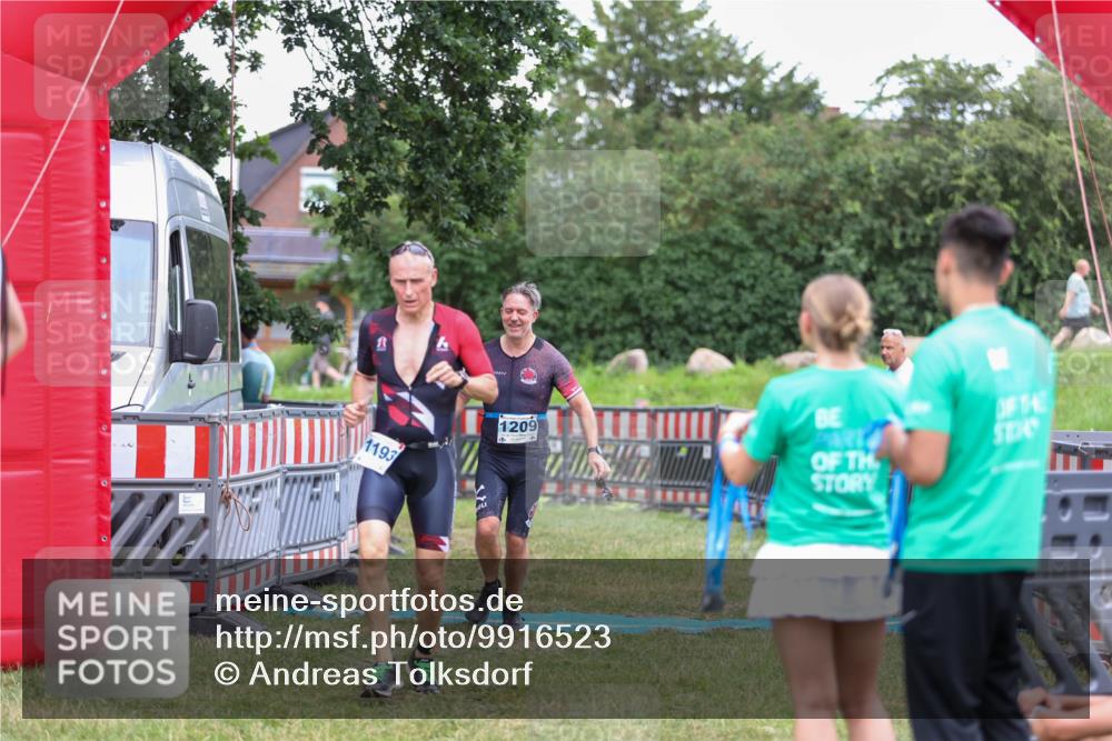 21.06.2026 - 29. Vierlanden-Triathlon Andreas Tolksdorf http://msf.ph/oto/9916523 21.06.2026 14:33:19 Ziel 1193, 1209, 1224 meine-sportfotos.de