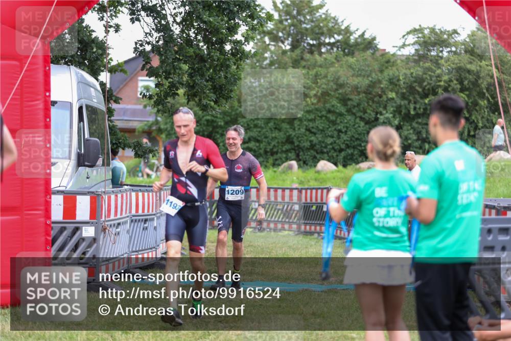 21.06.2026 - 29. Vierlanden-Triathlon Andreas Tolksdorf http://msf.ph/oto/9916524 21.06.2026 14:33:19 Ziel 1193, 1209, 1224 meine-sportfotos.de