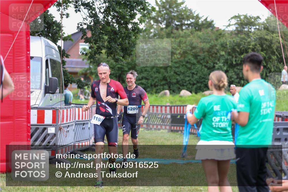 21.06.2026 - 29. Vierlanden-Triathlon Andreas Tolksdorf http://msf.ph/oto/9916525 21.06.2026 14:33:20 Ziel 1193, 1209, 1224 meine-sportfotos.de