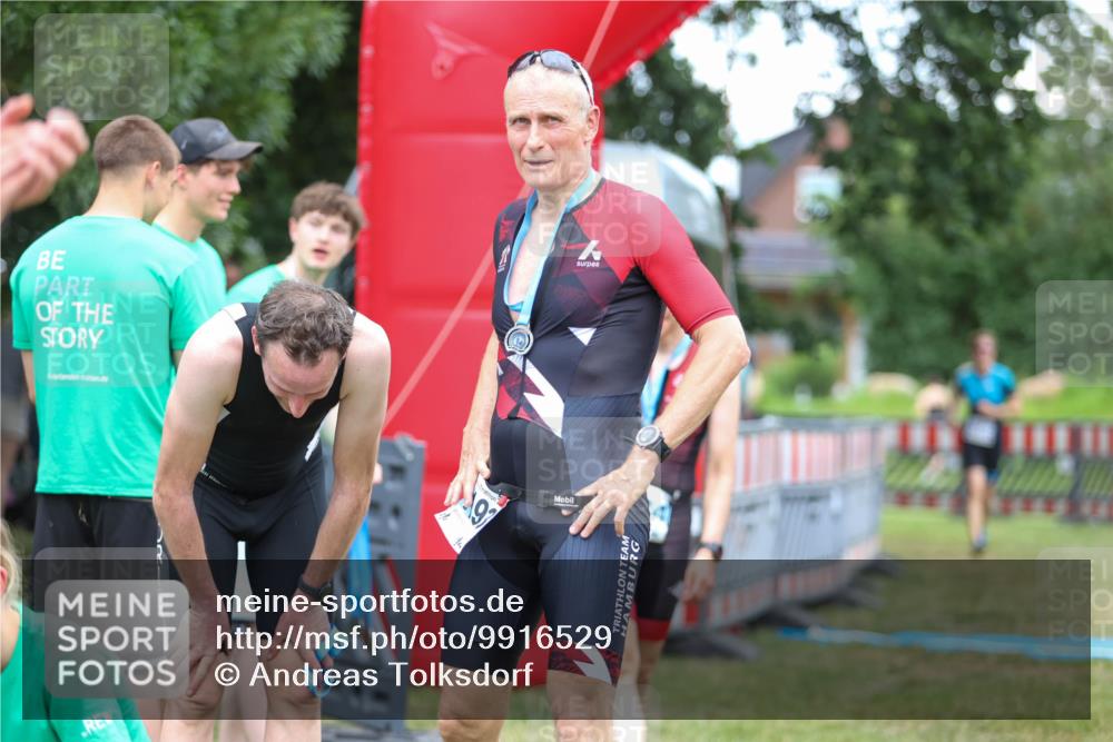 21.06.2026 - 29. Vierlanden-Triathlon Andreas Tolksdorf http://msf.ph/oto/9916529 21.06.2026 14:33:34 Ziel 1141 meine-sportfotos.de