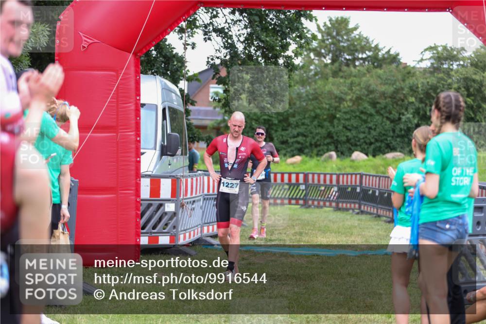 21.06.2026 - 29. Vierlanden-Triathlon Andreas Tolksdorf http://msf.ph/oto/9916544 21.06.2026 14:33:51 Ziel 1095, 1227 meine-sportfotos.de
