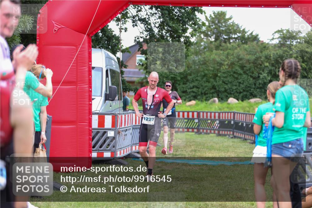 21.06.2026 - 29. Vierlanden-Triathlon Andreas Tolksdorf http://msf.ph/oto/9916545 21.06.2026 14:33:51 Ziel 1095, 1227 meine-sportfotos.de