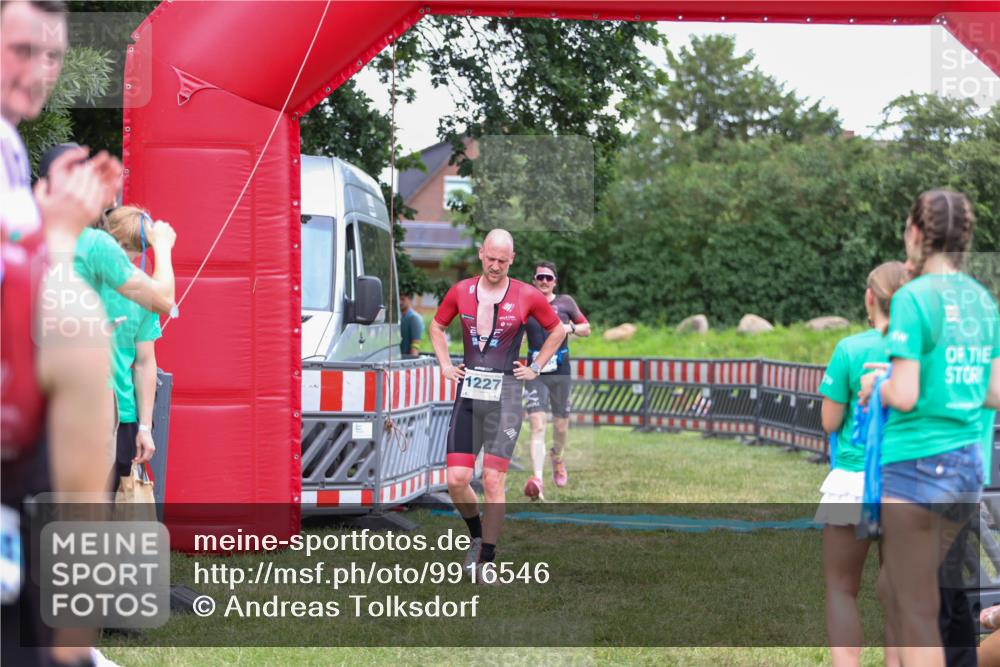 21.06.2026 - 29. Vierlanden-Triathlon Andreas Tolksdorf http://msf.ph/oto/9916546 21.06.2026 14:33:51 Ziel 1095, 1227 meine-sportfotos.de