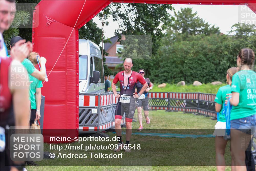 21.06.2026 - 29. Vierlanden-Triathlon Andreas Tolksdorf http://msf.ph/oto/9916548 21.06.2026 14:33:51 Ziel 1095, 1227 meine-sportfotos.de