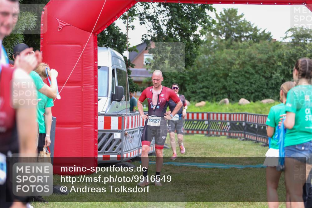 21.06.2026 - 29. Vierlanden-Triathlon Andreas Tolksdorf http://msf.ph/oto/9916549 21.06.2026 14:33:51 Ziel 1095, 1227 meine-sportfotos.de