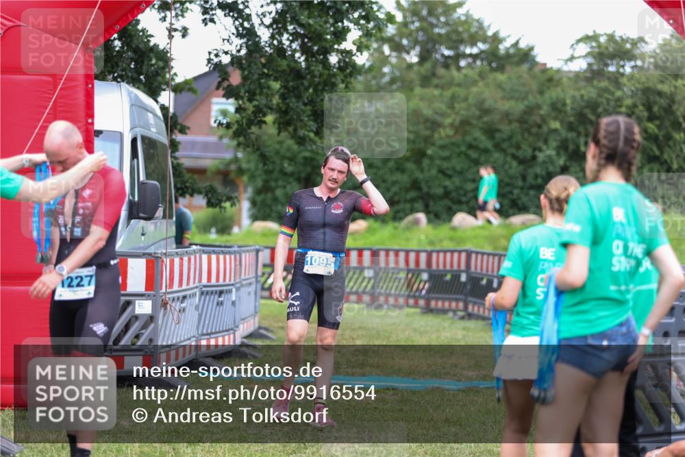21.06.2026 - 29. Vierlanden-Triathlon Andreas Tolksdorf http://msf.ph/oto/9916554 21.06.2026 14:33:55 Ziel 1095 meine-sportfotos.de