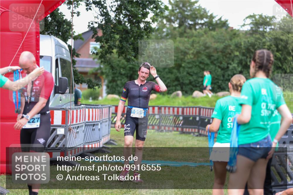 21.06.2026 - 29. Vierlanden-Triathlon Andreas Tolksdorf http://msf.ph/oto/9916555 21.06.2026 14:33:55 Ziel 1095 meine-sportfotos.de