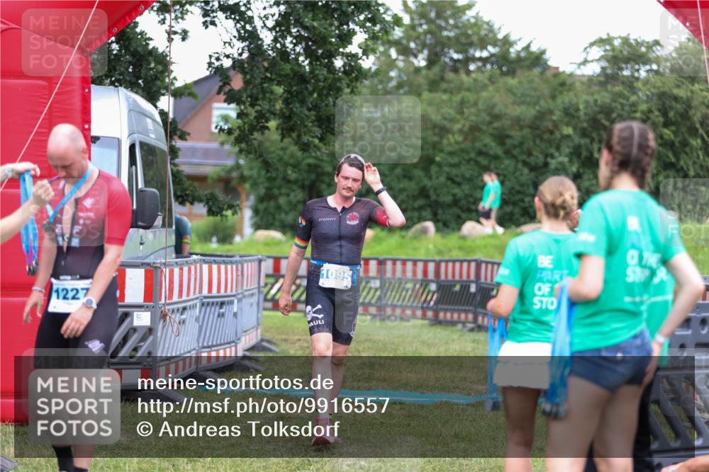 21.06.2026 - 29. Vierlanden-Triathlon Andreas Tolksdorf http://msf.ph/oto/9916557 21.06.2026 14:33:55 Ziel 1095 meine-sportfotos.de