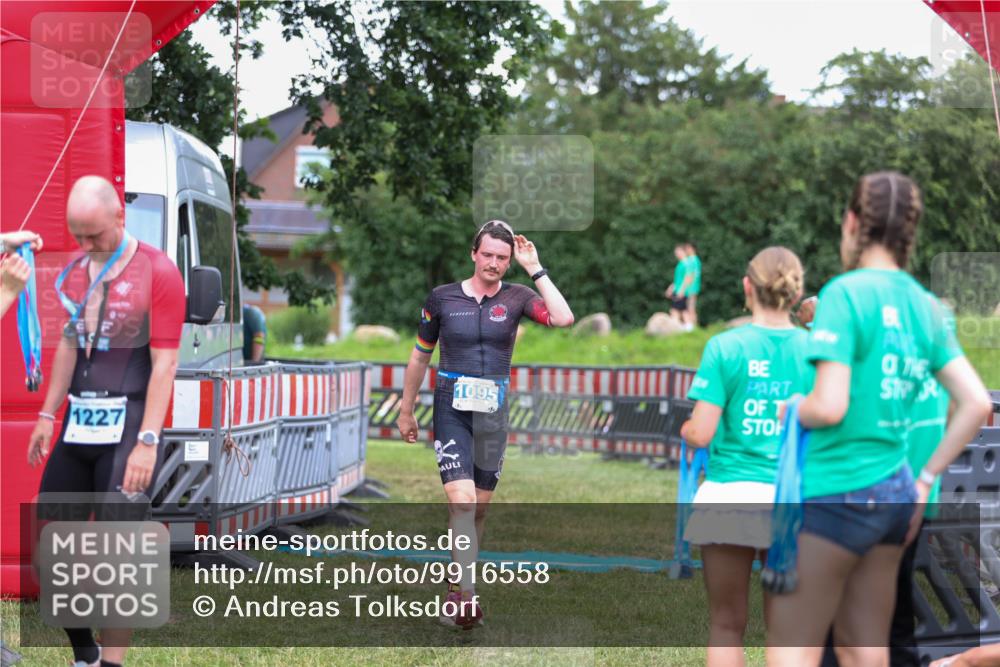 21.06.2026 - 29. Vierlanden-Triathlon Andreas Tolksdorf http://msf.ph/oto/9916558 21.06.2026 14:33:55 Ziel 1095 meine-sportfotos.de