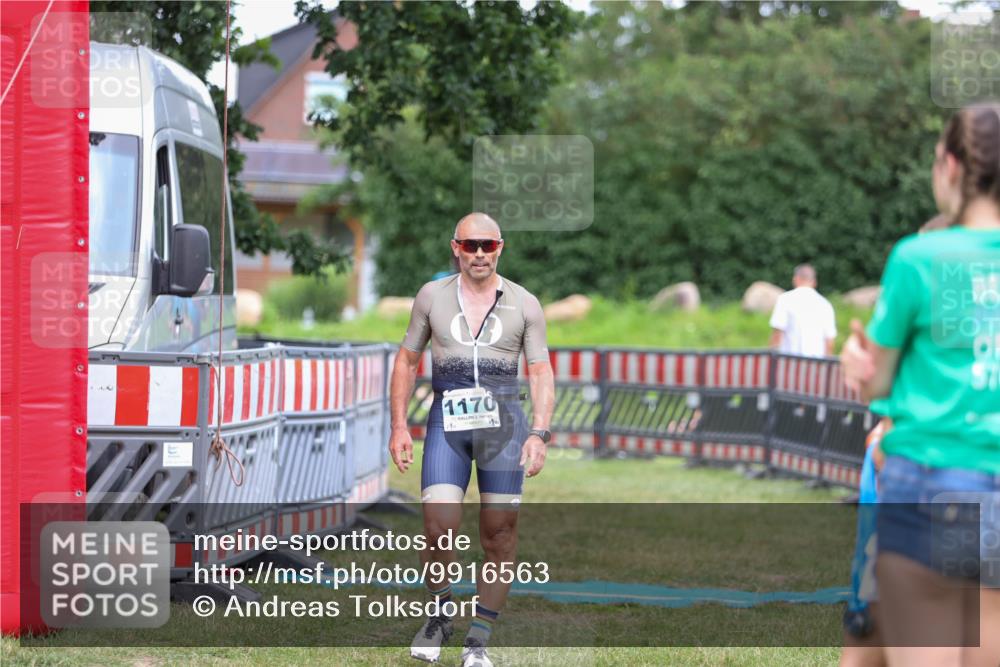 21.06.2026 - 29. Vierlanden-Triathlon Andreas Tolksdorf http://msf.ph/oto/9916563 21.06.2026 14:35:31 Ziel 1170, 1181 meine-sportfotos.de