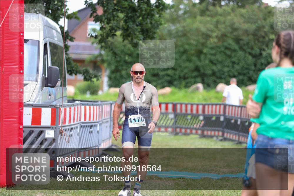 21.06.2026 - 29. Vierlanden-Triathlon Andreas Tolksdorf http://msf.ph/oto/9916564 21.06.2026 14:35:31 Ziel 1170, 1181 meine-sportfotos.de