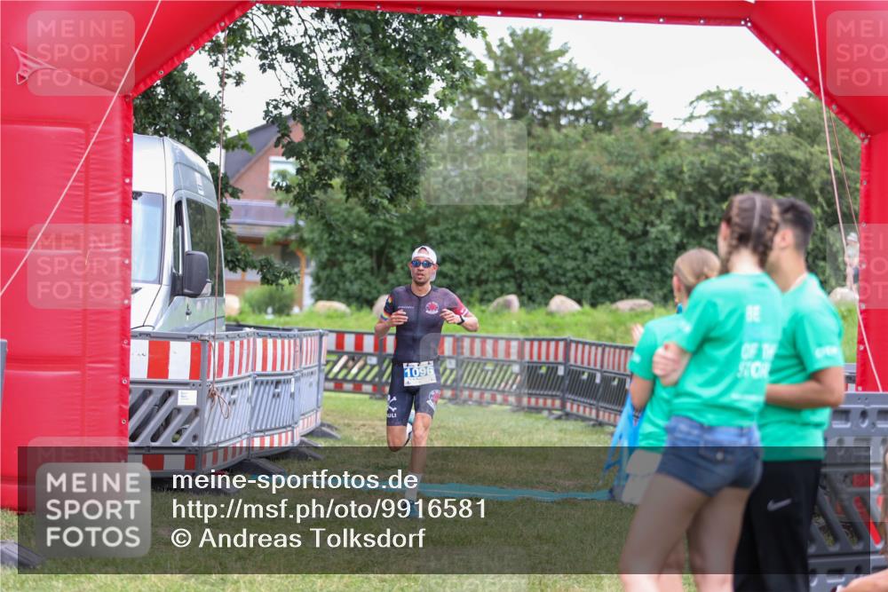 21.06.2026 - 29. Vierlanden-Triathlon Andreas Tolksdorf http://msf.ph/oto/9916581 21.06.2026 14:35:44 Ziel 1096 meine-sportfotos.de