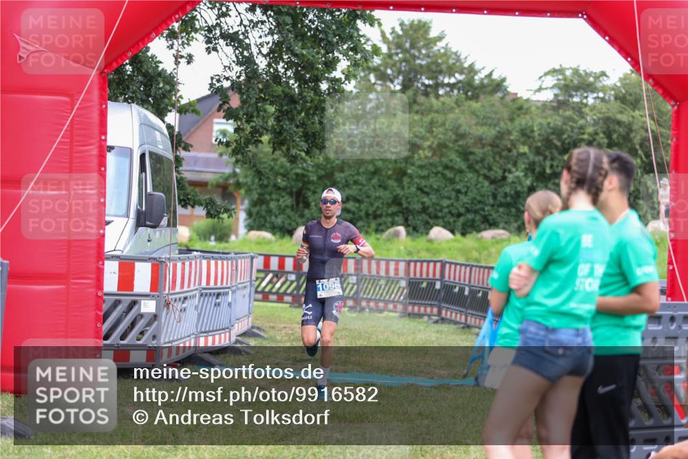 21.06.2026 - 29. Vierlanden-Triathlon Andreas Tolksdorf http://msf.ph/oto/9916582 21.06.2026 14:35:44 Ziel 1096 meine-sportfotos.de