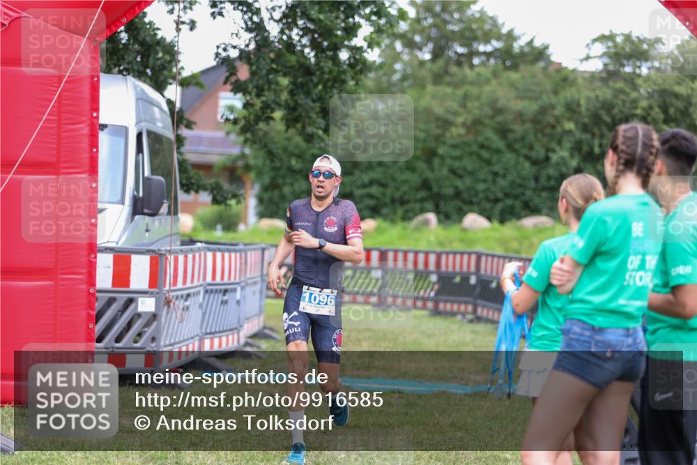 21.06.2026 - 29. Vierlanden-Triathlon Andreas Tolksdorf http://msf.ph/oto/9916585 21.06.2026 14:35:45 Ziel 1096 meine-sportfotos.de