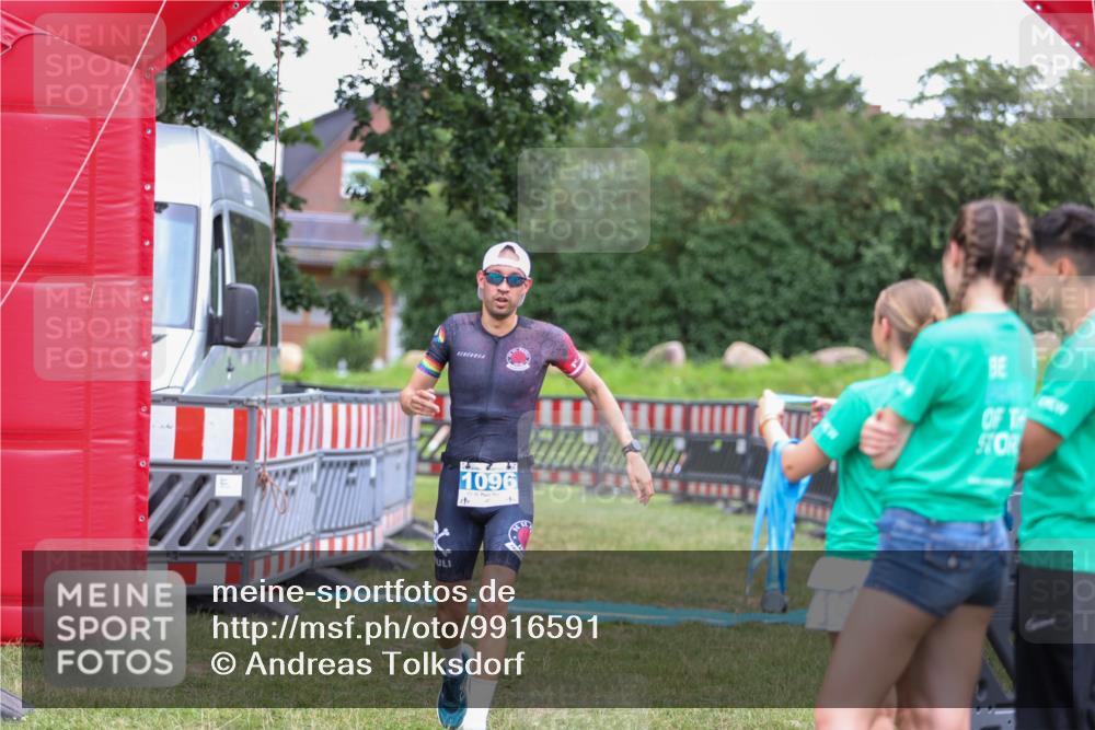 21.06.2026 - 29. Vierlanden-Triathlon Andreas Tolksdorf http://msf.ph/oto/9916591 21.06.2026 14:35:46 Ziel 1096 meine-sportfotos.de