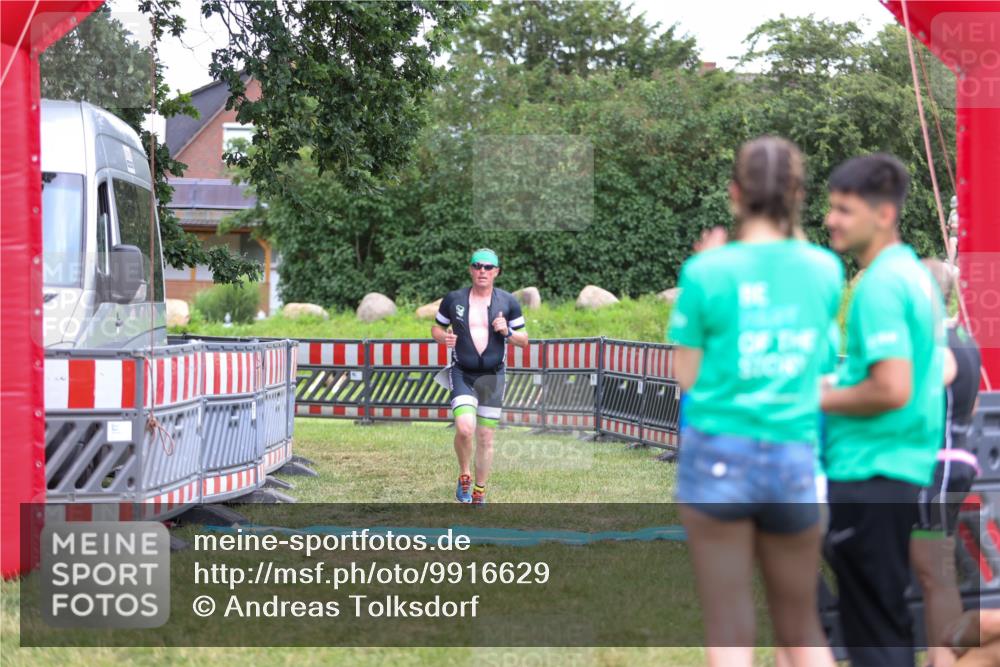 21.06.2026 - 29. Vierlanden-Triathlon Andreas Tolksdorf http://msf.ph/oto/9916629 21.06.2026 14:37:10 Ziel 1174, 1210 meine-sportfotos.de