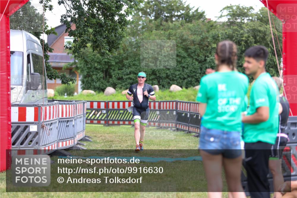 21.06.2026 - 29. Vierlanden-Triathlon Andreas Tolksdorf http://msf.ph/oto/9916630 21.06.2026 14:37:10 Ziel 1174, 1210 meine-sportfotos.de
