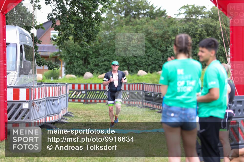21.06.2026 - 29. Vierlanden-Triathlon Andreas Tolksdorf http://msf.ph/oto/9916634 21.06.2026 14:37:10 Ziel 1174, 1210 meine-sportfotos.de