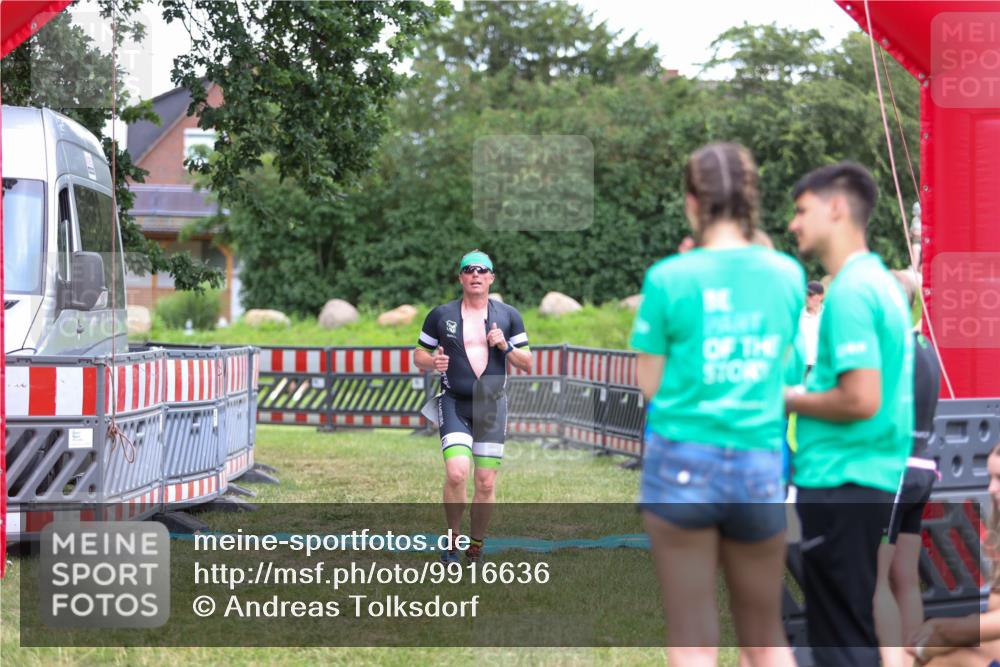 21.06.2026 - 29. Vierlanden-Triathlon Andreas Tolksdorf http://msf.ph/oto/9916636 21.06.2026 14:37:11 Ziel 1174, 1210 meine-sportfotos.de