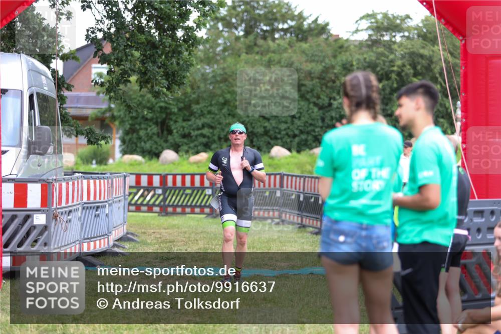 21.06.2026 - 29. Vierlanden-Triathlon Andreas Tolksdorf http://msf.ph/oto/9916637 21.06.2026 14:37:11 Ziel 1174, 1210 meine-sportfotos.de
