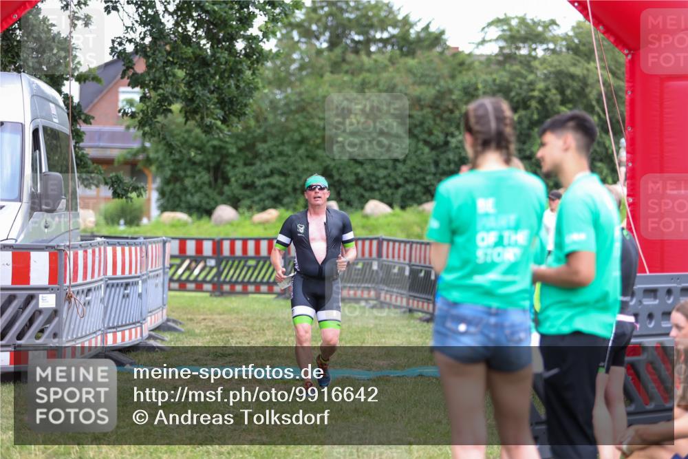 21.06.2026 - 29. Vierlanden-Triathlon Andreas Tolksdorf http://msf.ph/oto/9916642 21.06.2026 14:37:11 Ziel 1174, 1210 meine-sportfotos.de