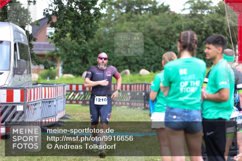 21.06.2026 - 29. Vierlanden-Triathlon Andreas Tolksdorf http://msf.ph/oto/9916656 21.06.2026 14:37:21 Ziel 1210 meine-sportfotos.de