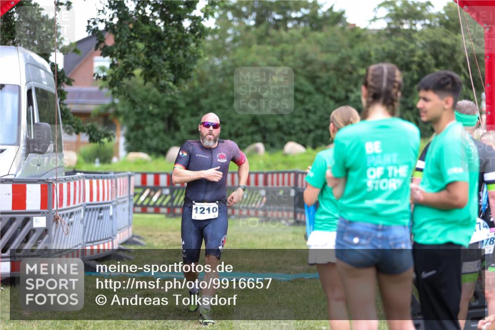 21.06.2026 - 29. Vierlanden-Triathlon Andreas Tolksdorf http://msf.ph/oto/9916657 21.06.2026 14:37:21 Ziel 1210 meine-sportfotos.de
