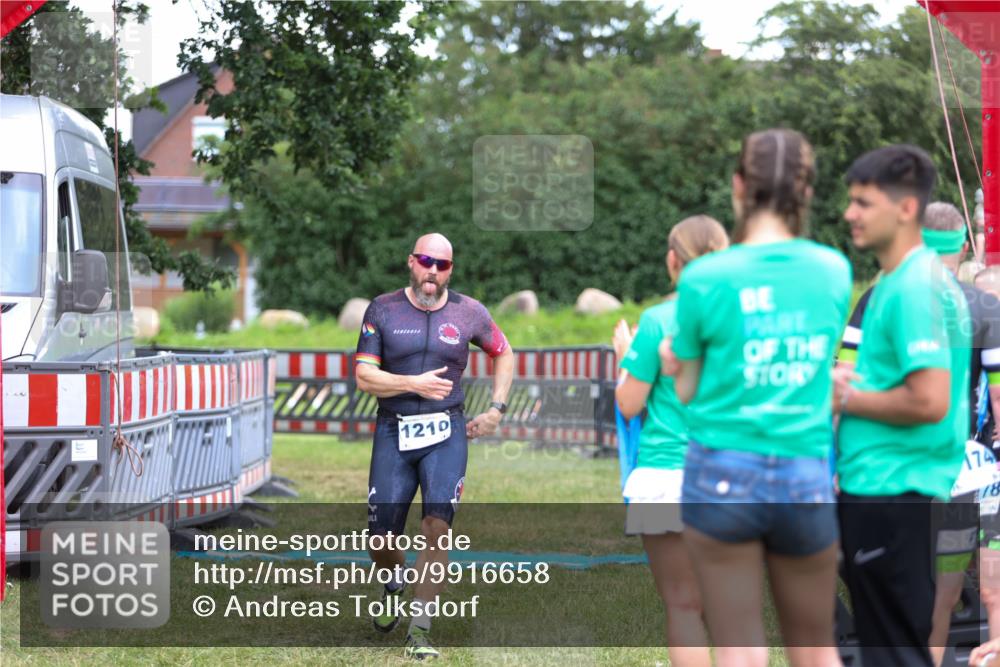 21.06.2026 - 29. Vierlanden-Triathlon Andreas Tolksdorf http://msf.ph/oto/9916658 21.06.2026 14:37:22 Ziel 1210 meine-sportfotos.de